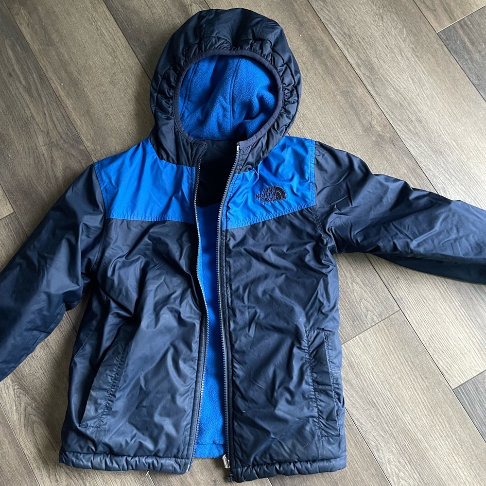 Boys size 6 north face reversible jacket